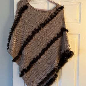 Cache cape light brown with dark brow faux fur